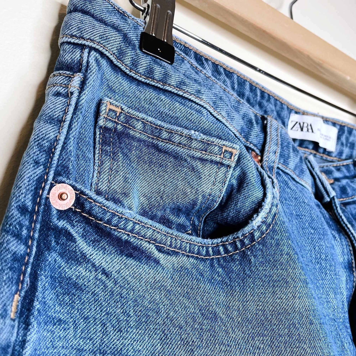 zara high rise medium wash tapered mom jeans - size 8