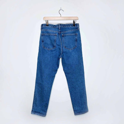zara high rise medium wash tapered mom jeans - size 8