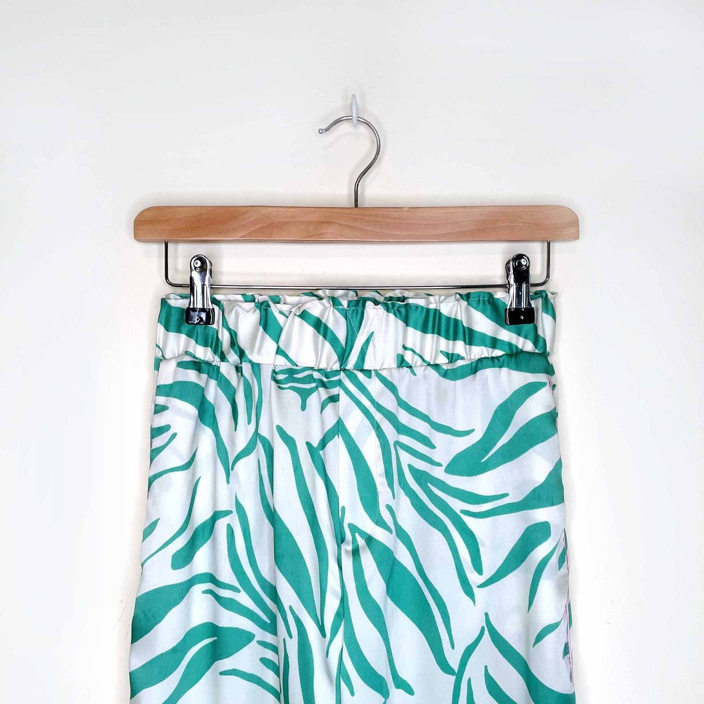 zara tropical green zebra pajama-style button down and wide leg pant set - size xs